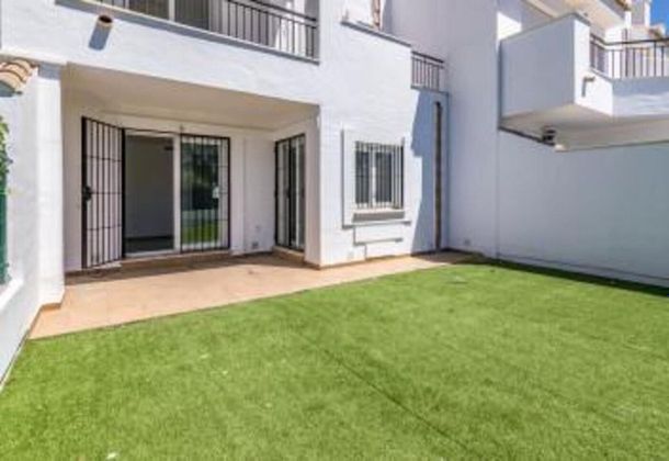 Foto 2 de Casa en venda a Los Naranjos - Las Brisas de 3 habitacions amb terrassa i piscina