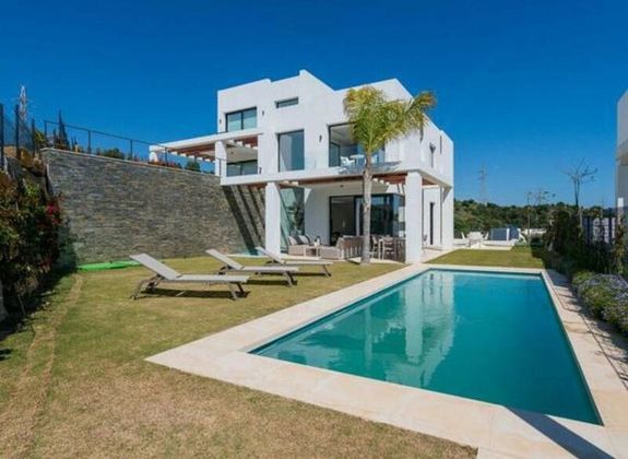 Foto 1 de Alquiler de chalet en Cabo Pino - Reserva de Marbella de 5 habitaciones con terraza y piscina