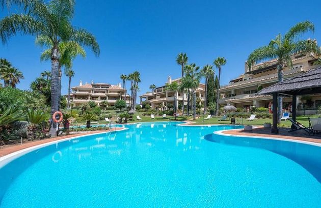 Foto 1 de Àtic en venda a Los Naranjos - Las Brisas de 2 habitacions amb terrassa i piscina