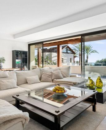 Foto 2 de Alquiler de piso en Sierra Blanca de 3 habitaciones con terraza y piscina