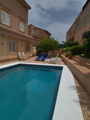 Foto 1 de Casa adossada en venda a calle Jardin Valenciano de 6 habitacions amb terrassa i piscina