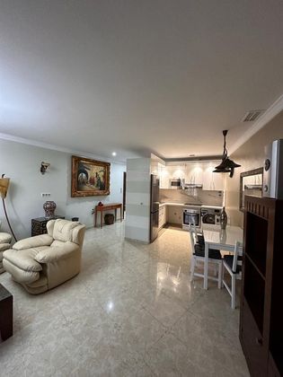 Foto 2 de Pis en lloguer a Melilla de 1 habitació amb mobles i aire acondicionat