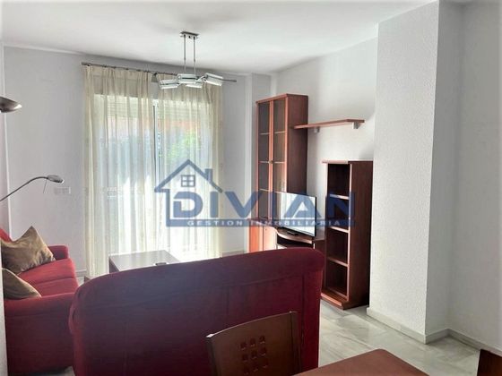 Foto 2 de Alquiler de piso en Centro - Huelva de 2 habitaciones con muebles y balcón