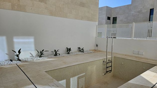Foto 2 de Casa adossada en lloguer a Rocafort de 4 habitacions amb terrassa i piscina