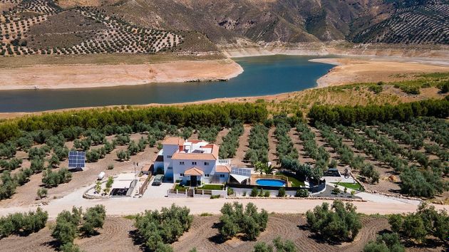 Foto 1 de Venta de chalet en Iznájar de 6 habitaciones con terraza y piscina