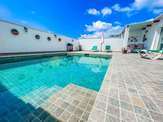 Foto 1 de Chalet en alquiler en Chaparil - Torrecilla de 2 habitaciones con terraza y piscina