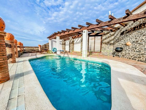 Foto 1 de Alquiler de chalet en Urbanización Santa Rosa de 2 habitaciones con terraza y piscina