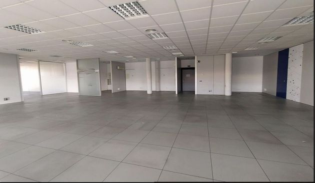 Foto 2 de Alquiler de oficina en Camas de 210 m²