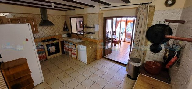 Foto 2 de Casa adosada en venta en Albaida de 5 habitaciones con terraza y piscina
