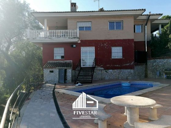 Foto 1 de Chalet en venta en urbanización Monte Júcar de 5 habitaciones con terraza y piscina