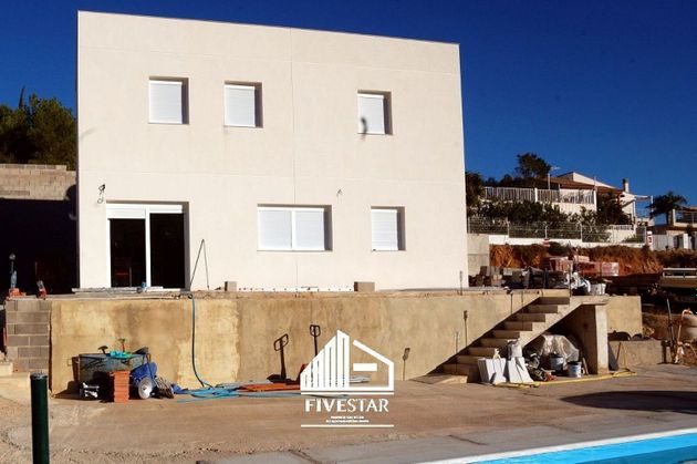 Foto 2 de Chalet en venta en urbanización Altury de 5 habitaciones con piscina y garaje