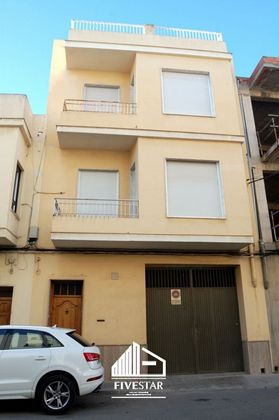Foto 1 de Casa en venta en calle Cervantes de 3 habitaciones con terraza y balcón