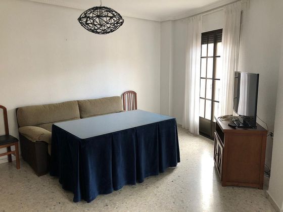 Foto 2 de Pis en lloguer a calle Súper Centro de 3 habitacions amb terrassa i mobles