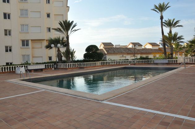 Foto 2 de Piso en alquiler en urbanización Cabo Romano de 2 habitaciones con terraza y piscina