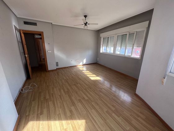 Foto 2 de Piso en alquiler en Los Barreros de 3 habitaciones con garaje y aire acondicionado