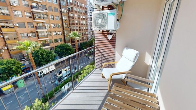Foto 1 de Venta de piso en Russafa de 3 habitaciones con balcón y aire acondicionado