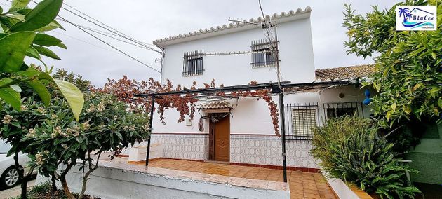 Foto 1 de Casa adosada en venta en Alcaucín de 5 habitaciones con terraza y piscina