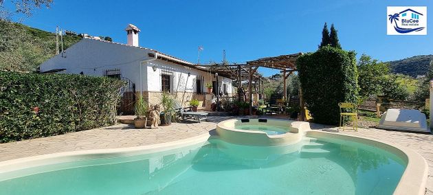 Foto 1 de Casa en venta en Comares de 3 habitaciones con terraza y piscina