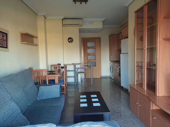 Foto 2 de Pis en lloguer a calle Isidro Pacense de 1 habitació amb mobles i aire acondicionat