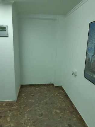 Foto 2 de Alquiler de oficina en Montolivet con aire acondicionado
