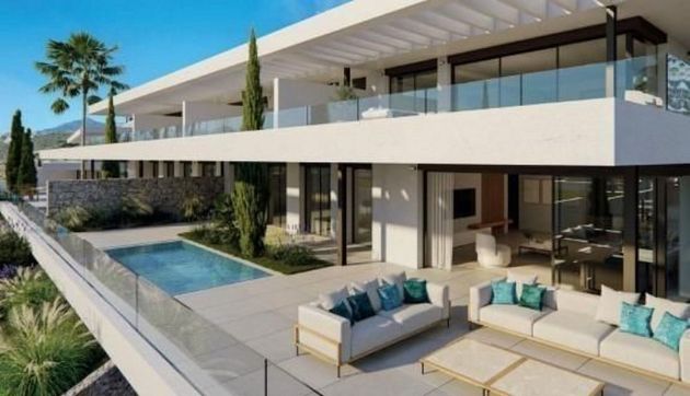 Foto 1 de Piso en venta en Los Monteros - Bahía de Marbella de 4 habitaciones con terraza y piscina