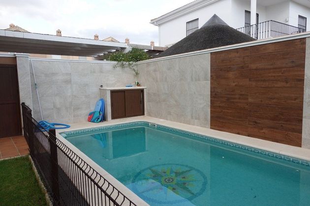 Foto 2 de Casa en venda a Utrera de 4 habitacions amb piscina i garatge