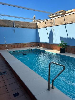 Foto 2 de Venta de casa en Utrera de 4 habitaciones con terraza y piscina