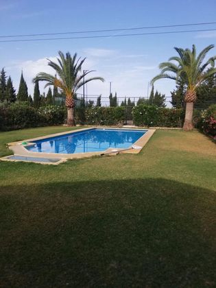 Foto 1 de Venta de chalet en Utrera de 4 habitaciones con piscina y jardín