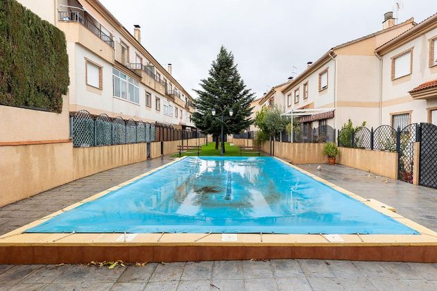 Foto 2 de Casa adossada en venda a Ogíjares de 3 habitacions amb terrassa i piscina