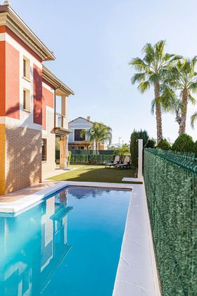 Foto 1 de Casa en venta en calle Isaac Peral de 5 habitaciones con terraza y piscina