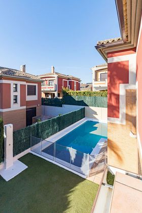 Foto 2 de Casa en venta en calle Isaac Peral de 5 habitaciones con terraza y piscina