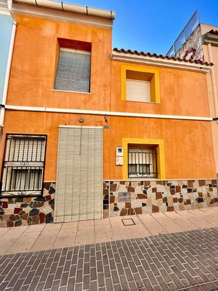 Foto 1 de Casa adossada en venda a calle Cruz de 4 habitacions amb terrassa i aire acondicionat