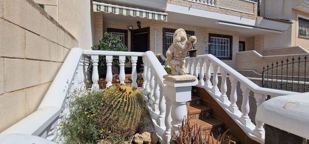 Foto 2 de Casa adossada en venda a San Pedro del Pinatar de 5 habitacions amb terrassa i jardí