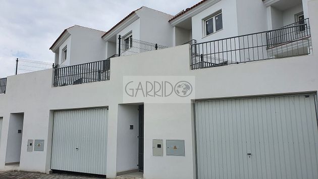 Foto 2 de Casa adossada en venda a urbanización El Truche de 3 habitacions amb terrassa i piscina