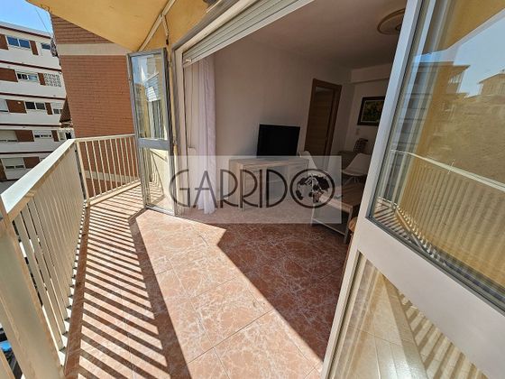 Foto 2 de Pis en lloguer a calle Piragua de 3 habitacions amb terrassa i mobles