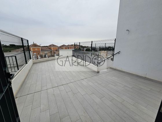 Foto 1 de Casa adossada en venda a urbanización El Truche de 3 habitacions amb terrassa i piscina