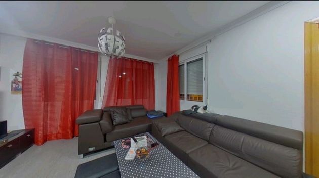 Foto 2 de Chalet en venta en Riba-roja de Túria de 4 habitaciones con terraza y garaje