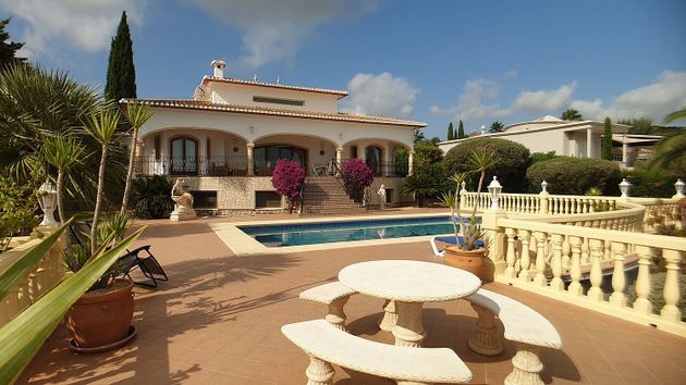 Foto 2 de Xalet en venda a calle Medussa de 4 habitacions amb terrassa i piscina