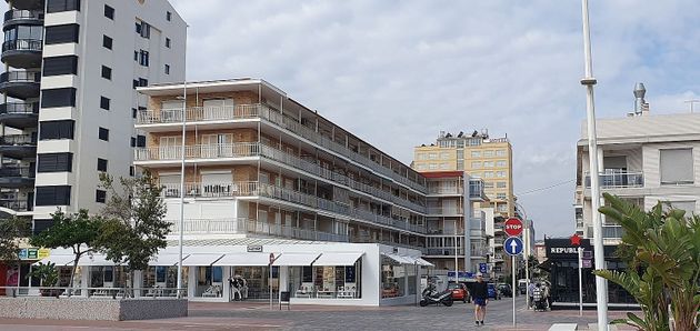 Foto 2 de Venta de piso en calle Alcoi de 3 habitaciones con terraza y balcón