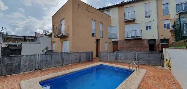Foto 2 de Casa adossada en venda a calle Serra de 4 habitacions amb terrassa i piscina