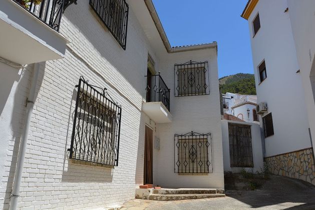 Foto 1 de Casa en venta en Alcaucín de 4 habitaciones con terraza y balcón