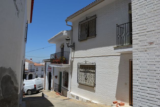 Foto 2 de Casa en venta en Alcaucín de 4 habitaciones con terraza y balcón