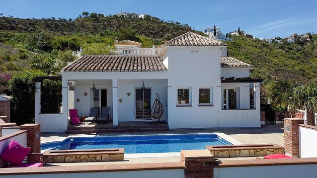 Foto 2 de Venta de chalet en Viñuela de 3 habitaciones con terraza y piscina
