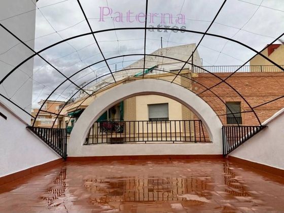 Foto 2 de Casa adossada en venda a Centro Ciudad de 3 habitacions amb terrassa i garatge