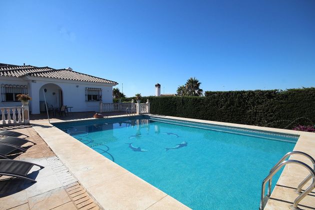 Foto 2 de Venta de chalet en El Padrón - El Velerín - Voladilla de 3 habitaciones con terraza y piscina