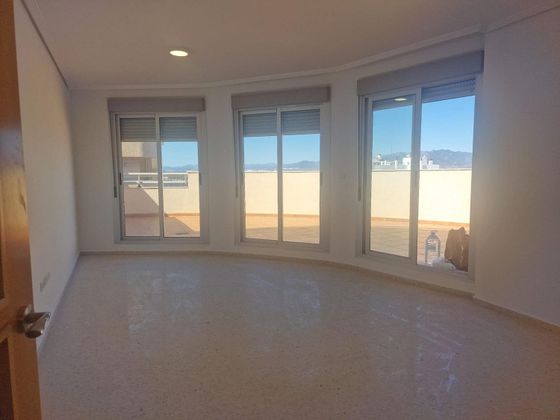 Foto 2 de Àtic en venda a Zona Playa de 2 habitacions amb terrassa i piscina