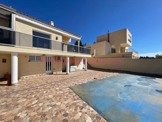 Foto 2 de Chalet en venta en calle Traina de 4 habitaciones con terraza y piscina