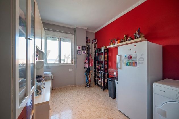 Foto 2 de Venta de piso en Montequinto de 4 habitaciones con garaje y aire acondicionado