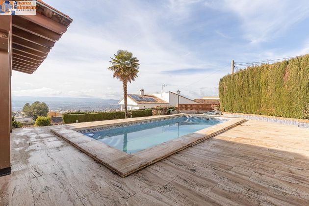 Foto 1 de Chalet en venta en Huétor Vega de 5 habitaciones con terraza y piscina
