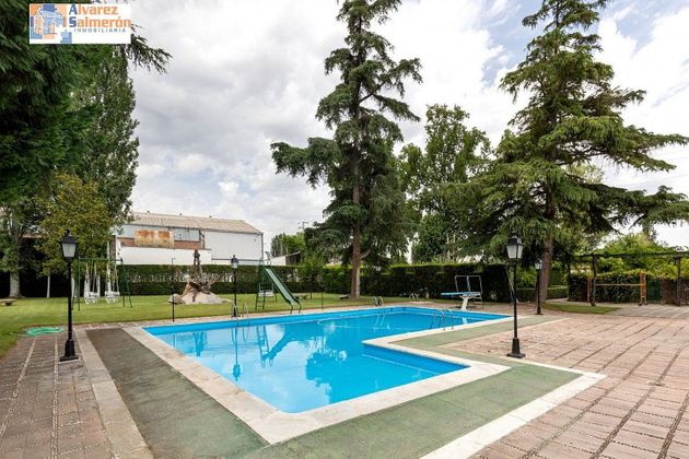 Foto 2 de Casa adossada en venda a Santa Fe de 10 habitacions amb terrassa i piscina